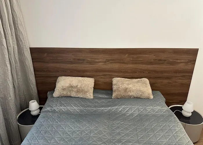 Apartman, Private Garage With Free Parking דירה *