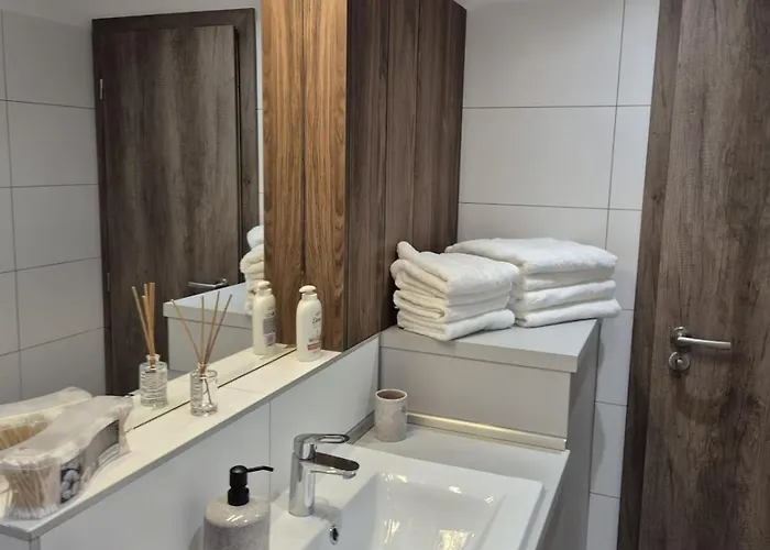 Apartman, Private Garage With Free Parking דירה